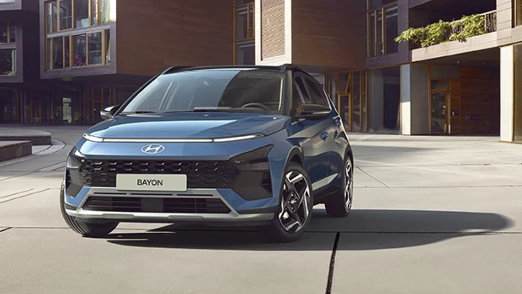 hyundai bayon blaue außenfarbe mitten auf der straße