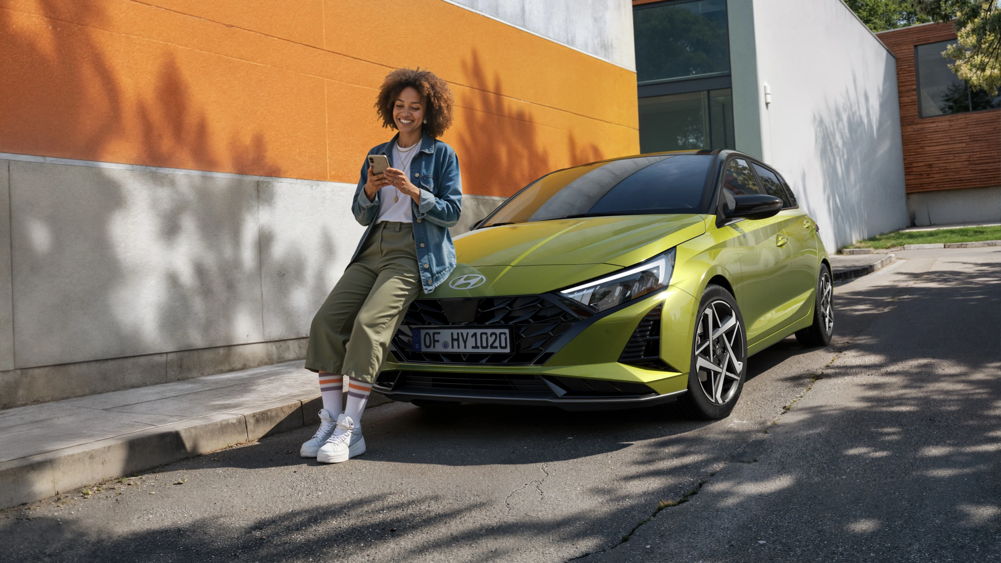 Hyundai i20 Frau steht neben dem Auto