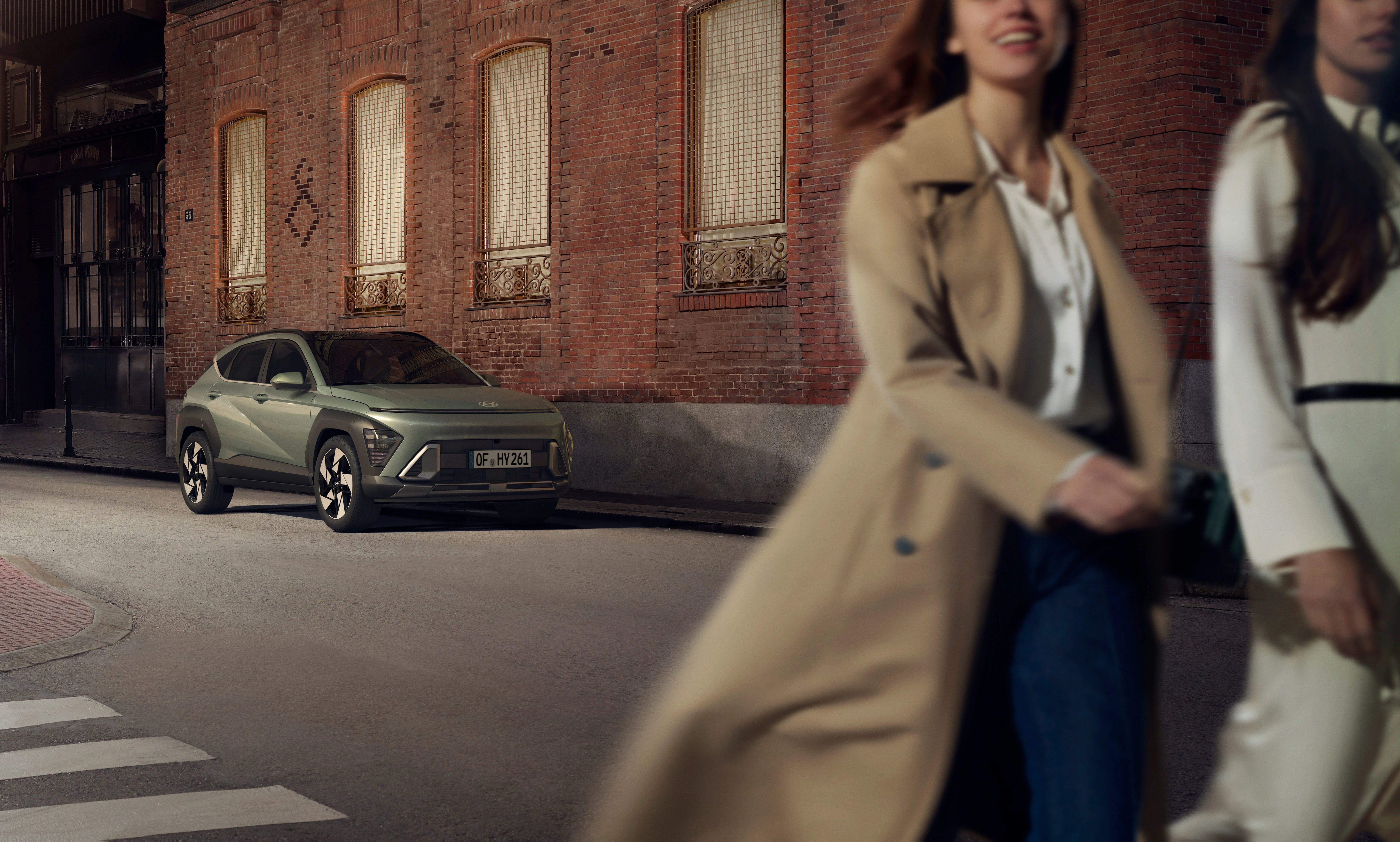 hyundai kona zwei frauen gehen auf der straße